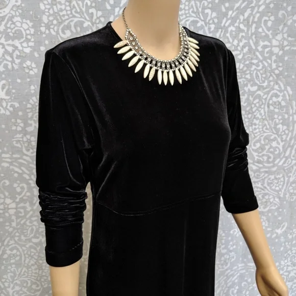 Holiday Ready Black Long Sleeve Velvet Velour Dress - Picture 2 of 7